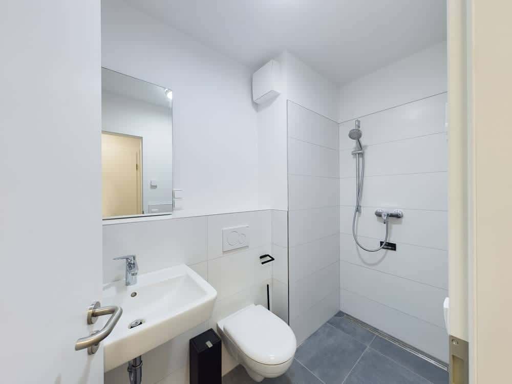 Fully furnished private room with bath & balcony in a 6 people shared mixed apartment - Photo 4