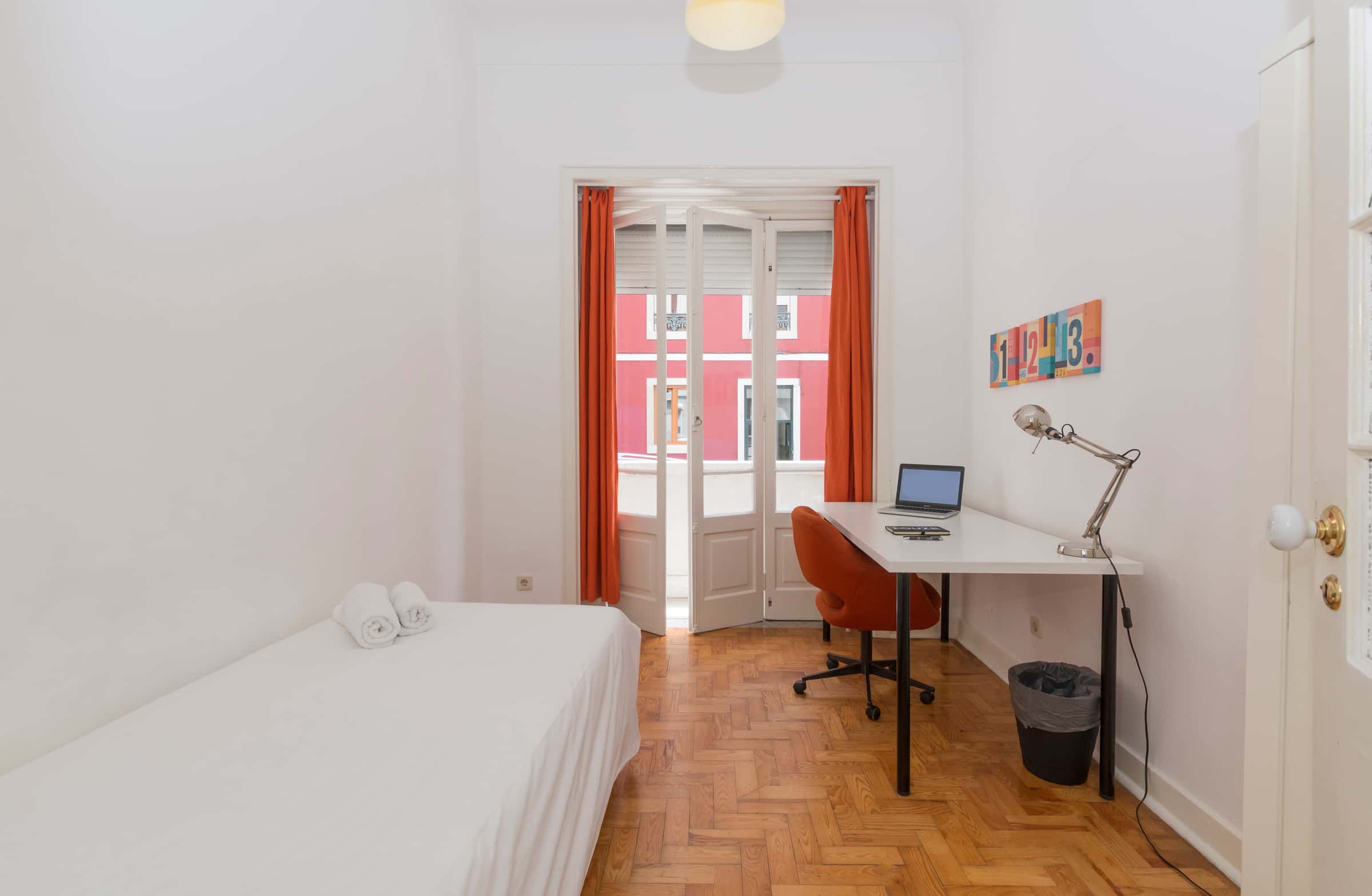 Room in Rua de São Felix, Lisbon (Students only)