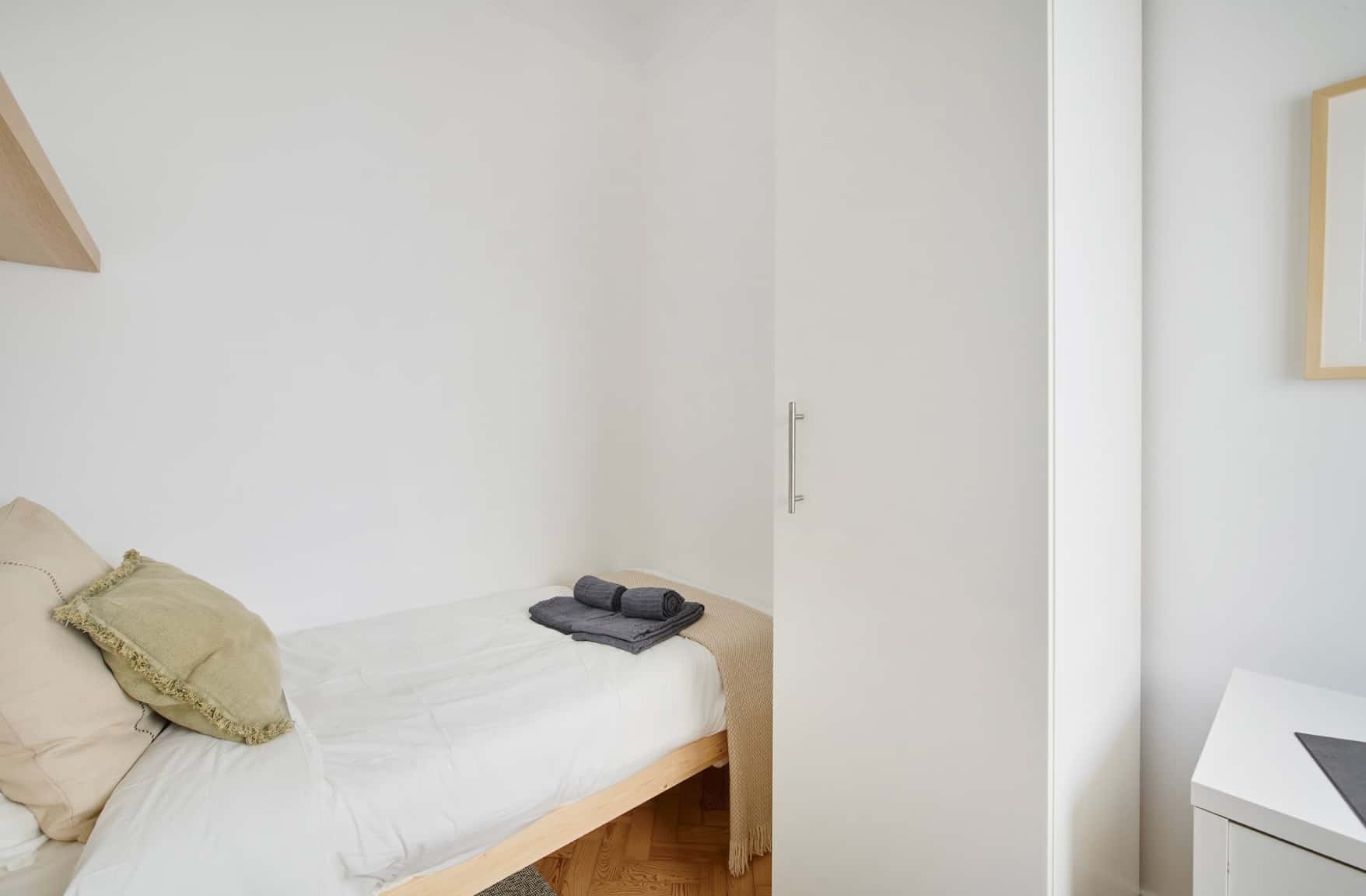 Room in Lisbon, close to the metro line - Room 10