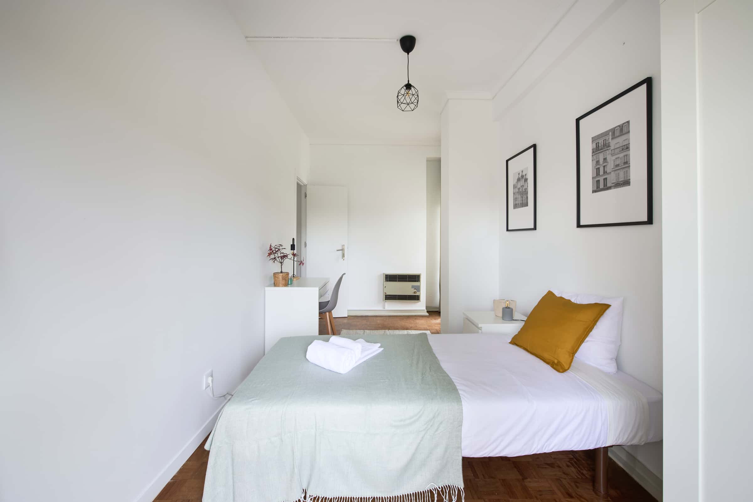 Bedroom with private balcony in a 7-bedroom apartment in Lisbon - Room 2
