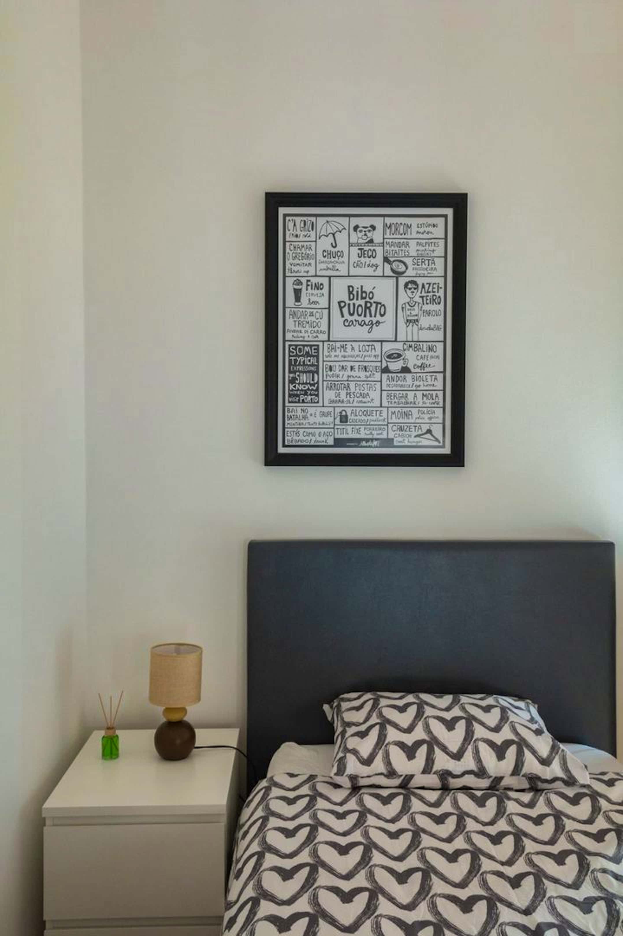 Single room with balcony in a 5-bedroom apartment in Rua de Salgueiro Maia, Porto