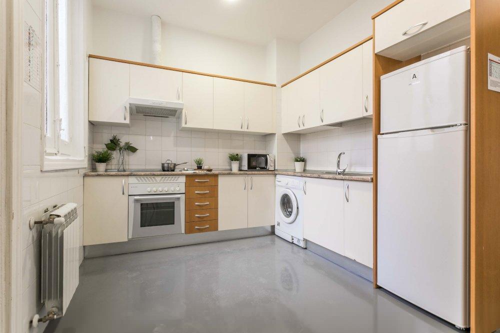 Luminosa habitación con balcón en Bailén