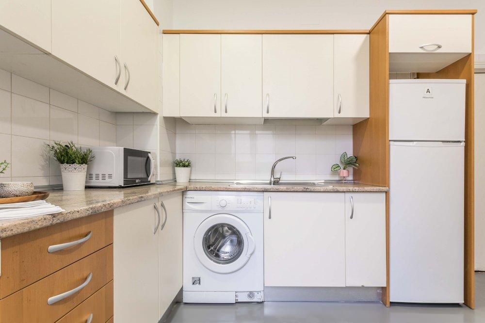 Luminosa habitación con balcón en Bailén