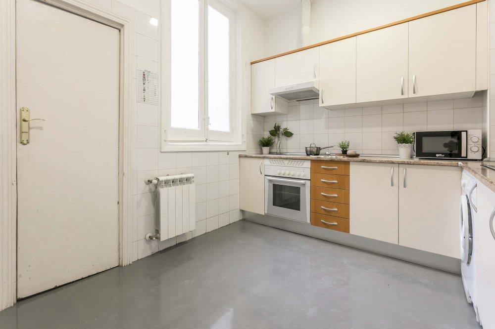 Luminosa habitación con balcón en Bailén